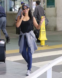 Candice-Patton-at-Vancouver-International-Airport--04.jpg