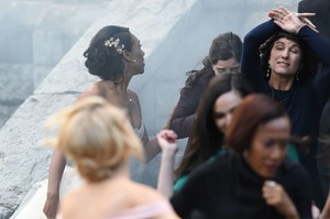 Candice-Patton-films-scenes-in-downtown-Vancouver--03.jpg