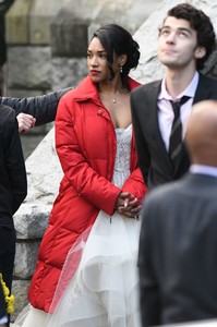 Candice-Patton-films-scenes-in-downtown-Vancouver--06.jpg