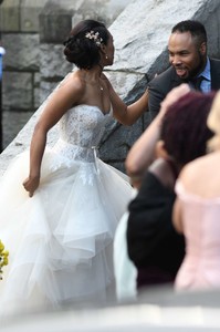 Candice-Patton-films-scenes-in-downtown-Vancouver--10.jpg