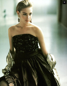 Elgort_Pianoforte_by_Max_Mara_Fall_Winter_89_90_02.thumb.png.bcedb5b0b4a399a2065e0374694fcb9d.png