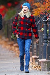 Emily-Blunt_-Out-and-about-in-New-York-City--18.jpg