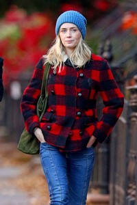 Emily-Blunt_-Out-and-about-in-New-York-City--19.jpg