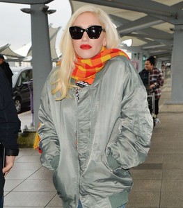 Gwen-Stefani_-Aarriving-at-Heathrow-Airport--03.jpg