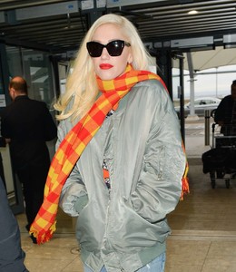 Gwen-Stefani_-Aarriving-at-Heathrow-Airport--04.jpg