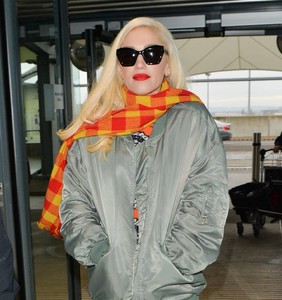 Gwen-Stefani_-Aarriving-at-Heathrow-Airport--05.jpg