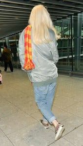 Gwen-Stefani_-Aarriving-at-Heathrow-Airport--06.jpg