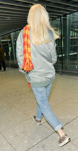 Gwen-Stefani_-Aarriving-at-Heathrow-Airport--09.jpg