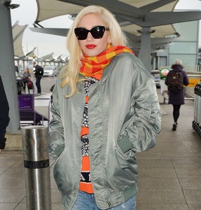 Gwen-Stefani_-Aarriving-at-Heathrow-Airport--12.jpg