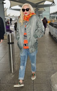 Gwen-Stefani_-Aarriving-at-Heathrow-Airport--13.jpg