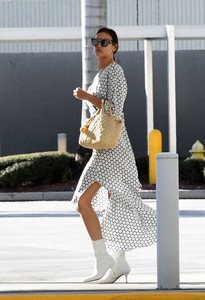 Irina-Shayk_-Photoshoot-at-the-Miami-International-Airport--01.jpg