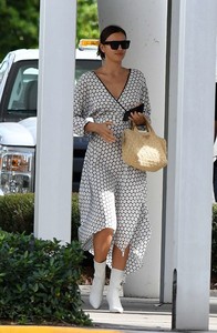 Irina-Shayk_-Photoshoot-at-the-Miami-International-Airport--04.jpg