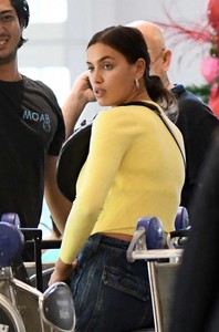 Irina-Shayk_-Photoshoot-at-the-Miami-International-Airport--08.jpg