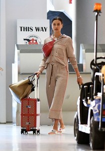 Irina-Shayk_-Photoshoot-at-the-Miami-International-Airport--11.jpg