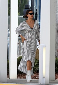 Irina-Shayk_-Photoshoot-at-the-Miami-International-Airport--13.jpg