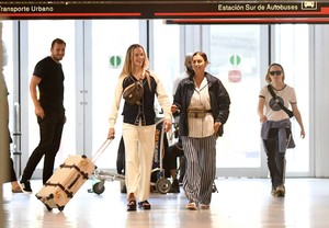 Irina-Shayk_-Photoshoot-at-the-Miami-International-Airport--18.jpg