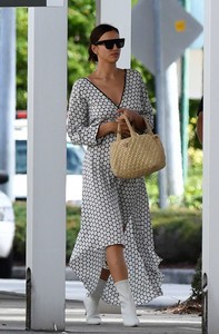 Irina-Shayk_-Photoshoot-at-the-Miami-International-Airport--20.jpg