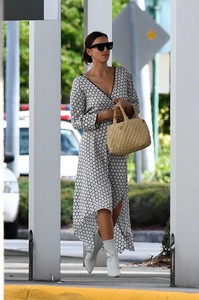 Irina-Shayk_-Photoshoot-at-the-Miami-International-Airport--24.jpg