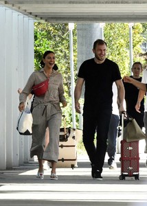 Irina-Shayk_-Photoshoot-at-the-Miami-International-Airport--30.jpg