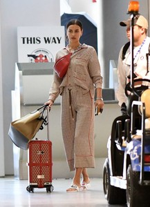 Irina-Shayk_-Photoshoot-at-the-Miami-International-Airport--31.jpg