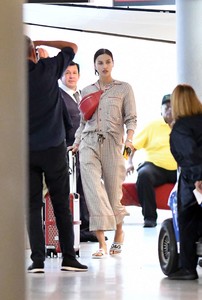 Irina-Shayk_-Photoshoot-at-the-Miami-International-Airport--32.jpg