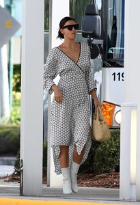 Irina-Shayk_-Photoshoot-at-the-Miami-International-Airport--36.jpg