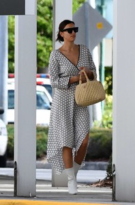 Irina-Shayk_-Photoshoot-at-the-Miami-International-Airport--37.jpg