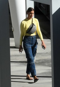 Irina-Shayk_-Photoshoot-at-the-Miami-International-Airport--43.jpg