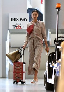 Irina-Shayk_-Photoshoot-at-the-Miami-International-Airport--47.jpg