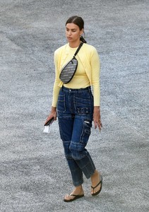 Irina-Shayk_-Photoshoot-at-the-Miami-International-Airport--50.jpg