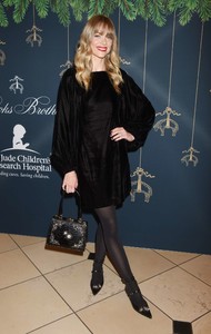 Jaime-King_-Brooks-Brothers-Holiday-Celebration--05.thumb.jpg.27524cd820e19d09d3287191b8704af6.jpg