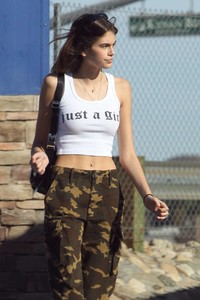 Kaia-Gerber_-Leaving-an-IHOP-after-having-lunch--02.jpg