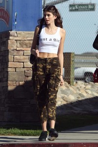 Kaia-Gerber_-Leaving-an-IHOP-after-having-lunch--04.jpg