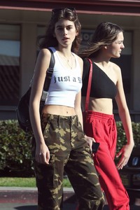 Kaia-Gerber_-Leaving-an-IHOP-after-having-lunch--10.jpg