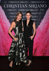 Kate-Mara_-Dresses-To-Dream-About-Celebrates-Launch--01.thumb.jpg.0c9ecd68a5774d45a3c4bc40c73dc1b0.jpg