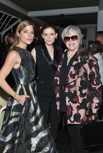 Kate-Mara_-Dresses-To-Dream-About-Celebrates-Launch--04.thumb.jpg.d3af783a216e093cd15d709af4c03914.jpg