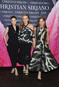 Kate-Mara_-Dresses-To-Dream-About-Celebrates-Launch--05.thumb.jpg.4f4b1da80d9306b6a31cc1cebb4252f1.jpg