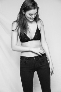 Khloe-Elkins-by-Bruno-Maric-281_16m_RGB-bw-lg.thumb.jpg.646d156679feabf4e39122640c55df08.jpg