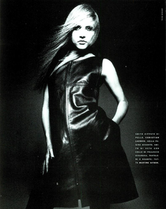 Knight_Vogue_Italia_December_1989_05.thumb.png.08fb5ec6344c4547ecc8e396bab9ac09.png