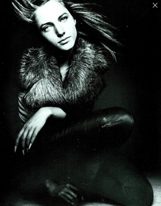 Knight_Vogue_Italia_December_1989_06.thumb.png.511f53403069f11e362a40e59ee8020d.png