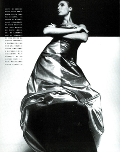 Knight_Vogue_Italia_December_1989_09.thumb.png.461eee77a212fd4ffa70496a39b7023d.png