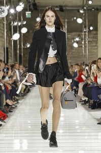 Louis-Vuitton-RTW-SS18-Paris-Sarah_Brannon-682x1024.thumb.jpg.782fe487f03874f1d0bb2f7260ed7f9f.jpg