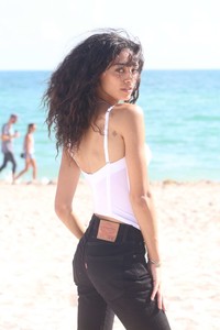 Raven-Lyn--Sports-Illustrated-Swimsuit-Island--19.thumb.jpg.92c15dee0da124baac017caa38e7ca9e.jpg