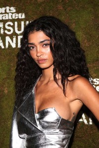 Raven-Lyn--Sports-Illustrated-Swimsuit-Island--36.thumb.jpg.199863cbd277cabb5ecb1f423036e94e.jpg