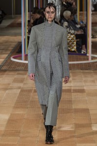 Sarah_Brannon_Alexander_McQueen_SS18-682x1024.thumb.jpg.409e9cc01113125d9a6c13a49b60df31.jpg