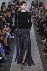Sarah_Brannon_Max_Mara_SS18-682x1024.thumb.jpg.607f6c54e58c893c479ca29c30b45942.jpg