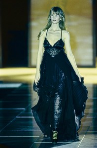 VERSACE-FALL-1993-RTW-55-CLAUDIA-SCHIFFER-CN10047302.jpg