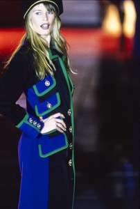 VERSACE-FALL-1993-RTW-DETAIL-08-CLAUDIA-SCHIFFER-CN10047187.jpg