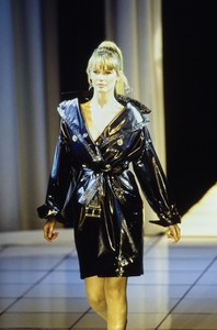 VERSACE-FALL-1994-RTW-51-CLAUDIA-SCHIFFER-CN10045592.jpg