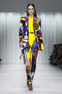 Versace-RTW-SS18-Milan-Sarah_Brannon_-682x1024.thumb.jpg.42d577a7c6940f422508b7bef989dad9.jpg
